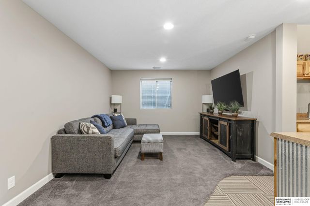 17302 Larimore Avenue, Omaha, NE 68116