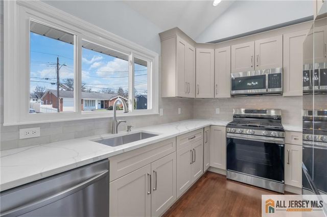 95 McKinley Avenue, Colonia, NJ 07067