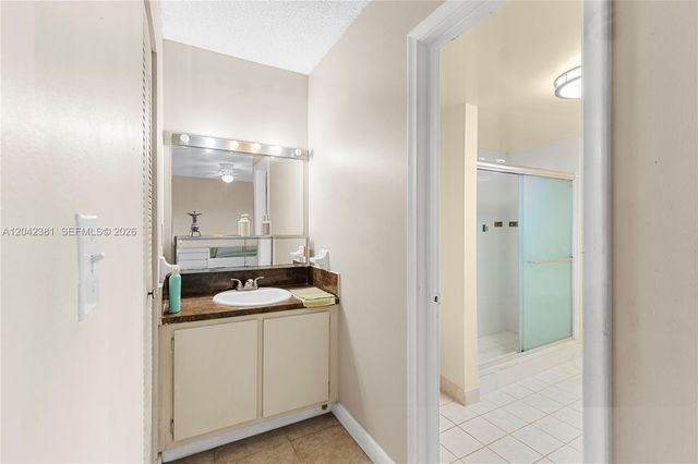 1800 W 54th St 209, Hialeah, FL 33012