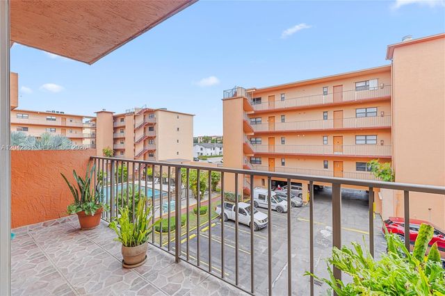 1800 W 54th St 209, Hialeah, FL 33012