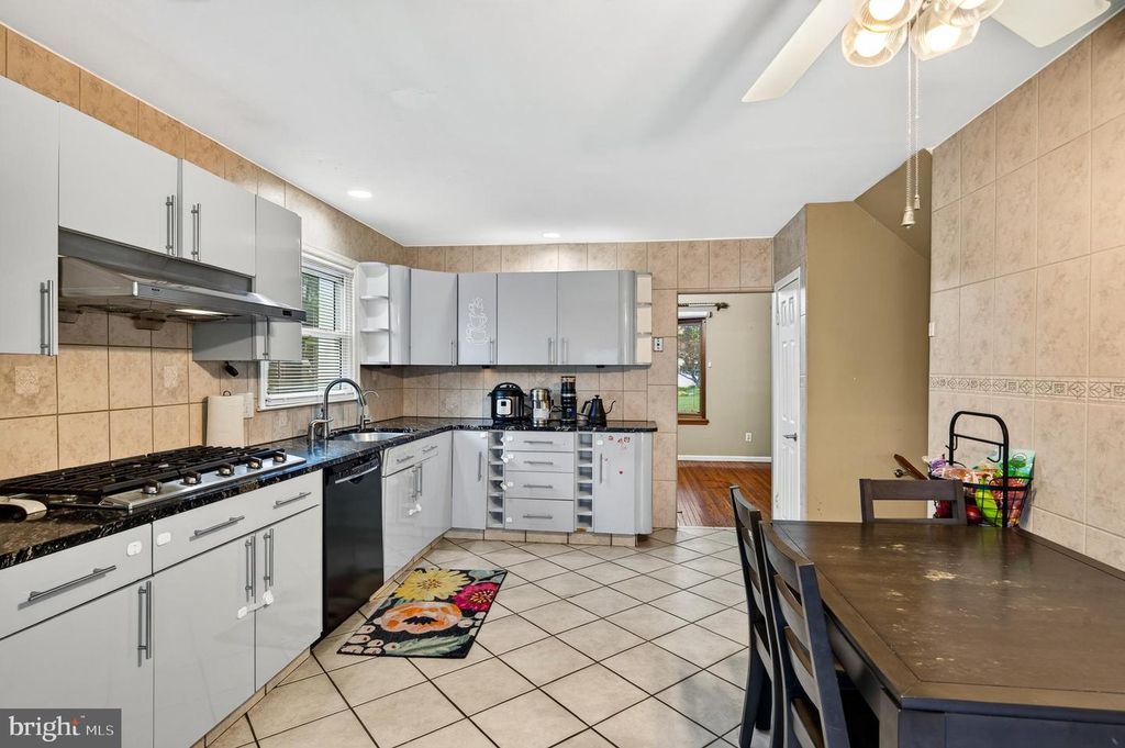 729 SAINT DAVIDS AVE, WARMINSTER, PA 18974 — photo 4
