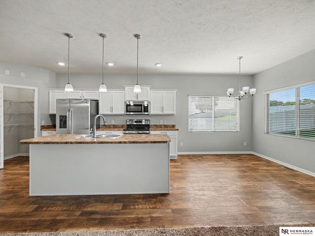 1807 Mayflower Road, Bellevue, NE 68123