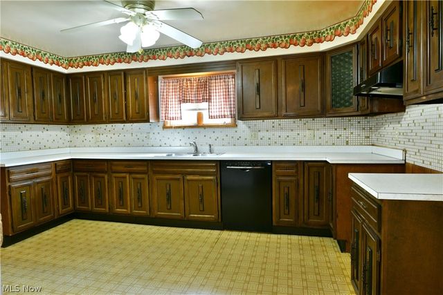 211 E Wilson Avenue, Girard, OH 44420
