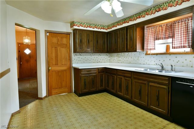 211 E Wilson Avenue, Girard, OH 44420