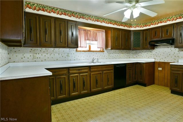 211 E Wilson Avenue, Girard, OH 44420