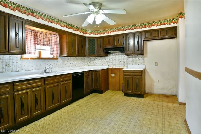 211 E Wilson Avenue, Girard, OH 44420