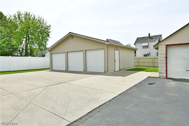 211 E Wilson Avenue, Girard, OH 44420