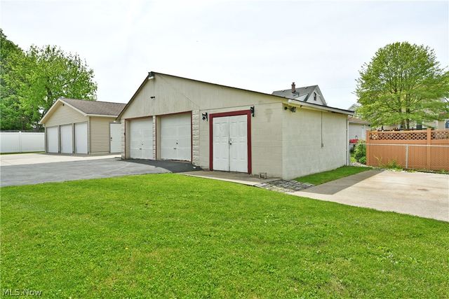 211 E Wilson Avenue, Girard, OH 44420
