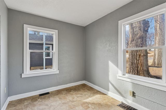 902 Hackley Avenue, Des Moines, IA 50315