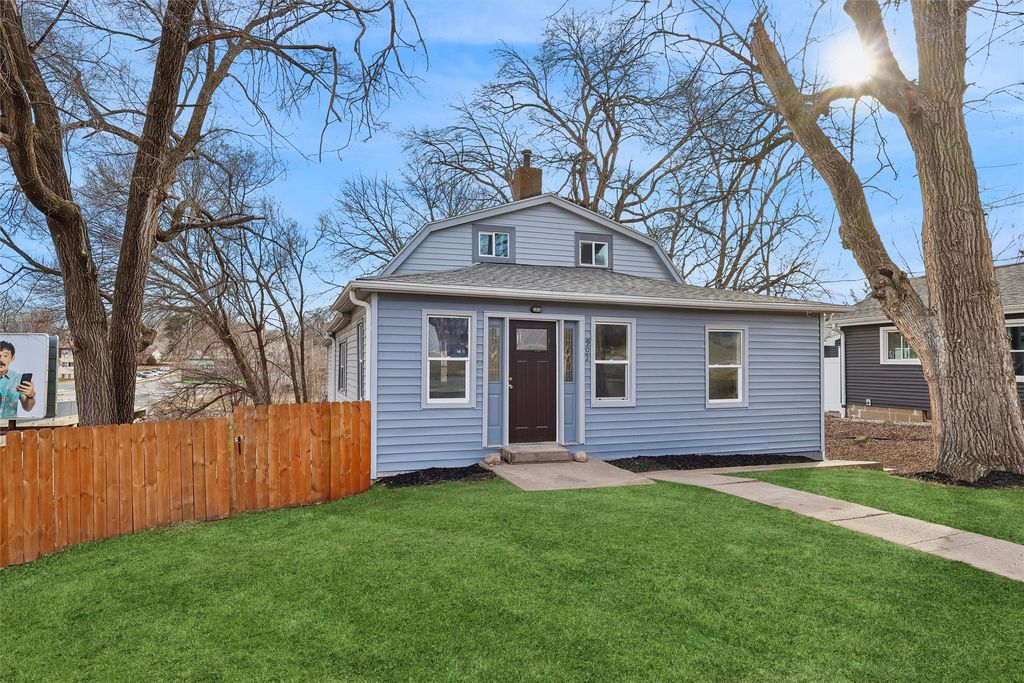 902 Hackley Avenue, Des Moines, IA 50315