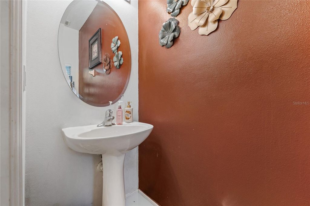 Image 9 of property listing at 6039 STRADA ISLE WAY, Orlando, FL 32835