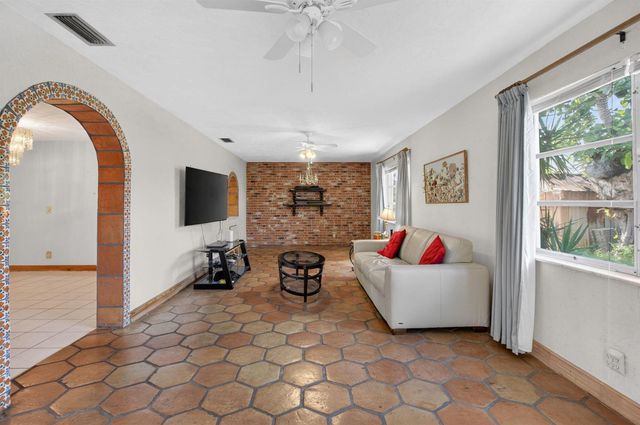 1370 SW 27th Place, Boynton Beach, FL 33426