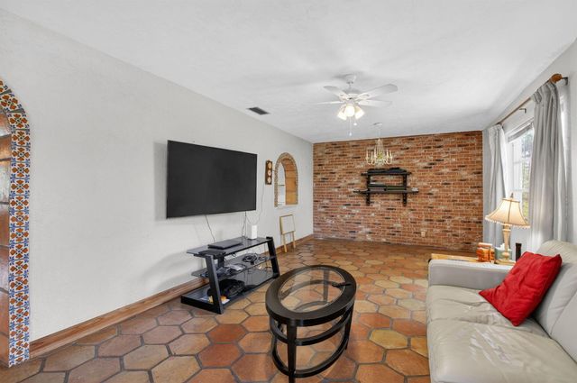 1370 SW 27th Place, Boynton Beach, FL 33426