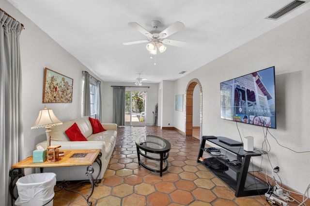 1370 SW 27th Place, Boynton Beach, FL 33426