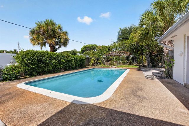 1370 SW 27th Place, Boynton Beach, FL 33426