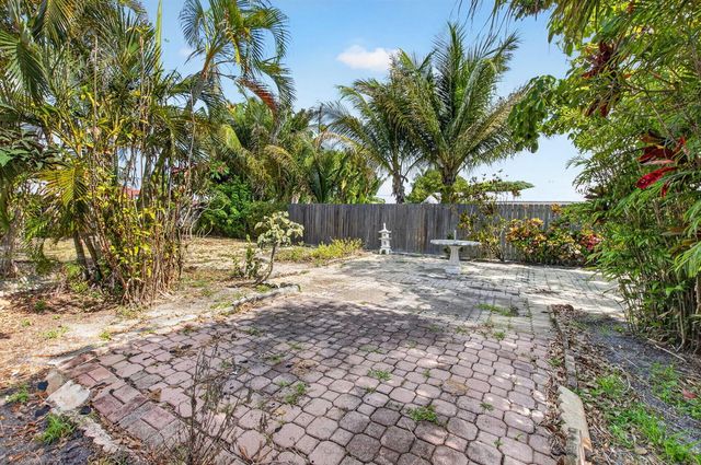 1370 SW 27th Place, Boynton Beach, FL 33426