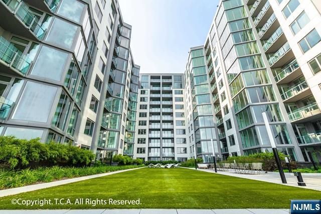 9 Ave At Port Imperial 326, West New York, NJ 07093