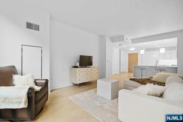 9 Ave At Port Imperial 326, West New York, NJ 07093