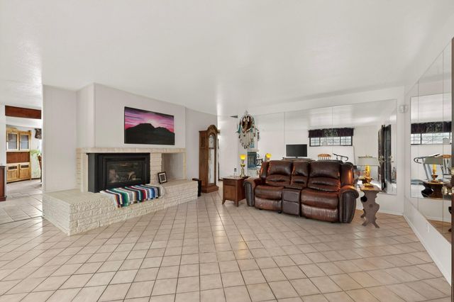 1405 Tomasita Street NE, Albuquerque, NM 87112