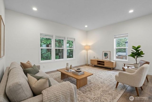 226 E Orange Avenue, Burlington, WA 98233