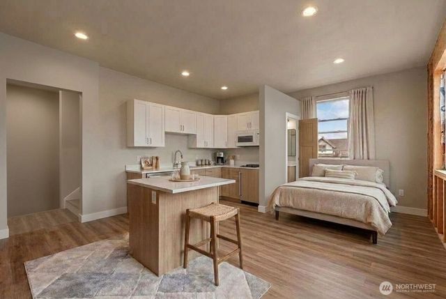 226 E Orange Avenue, Burlington, WA 98233
