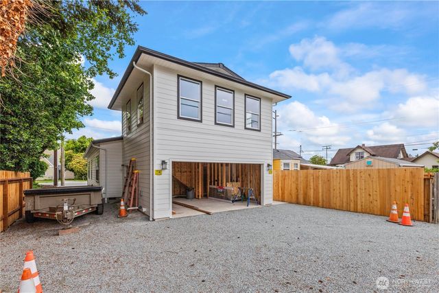 226 E Orange Avenue, Burlington, WA 98233