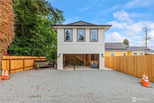 226 E Orange Avenue, Burlington, WA 98233