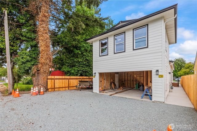 226 E Orange Avenue, Burlington, WA 98233