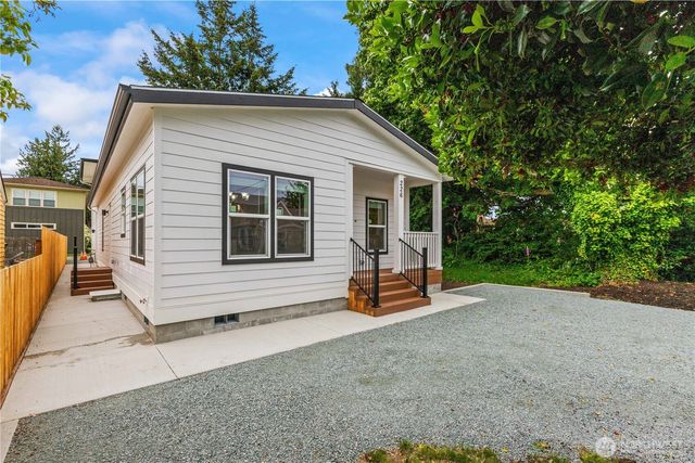 226 E Orange Avenue, Burlington, WA 98233