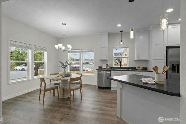 226 E Orange Avenue, Burlington, WA 98233