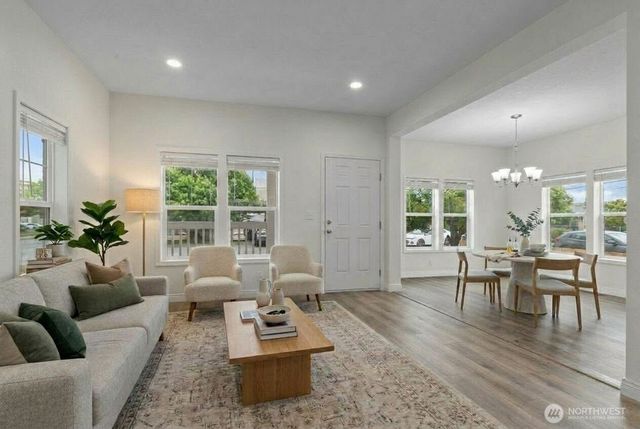 226 E Orange Avenue, Burlington, WA 98233