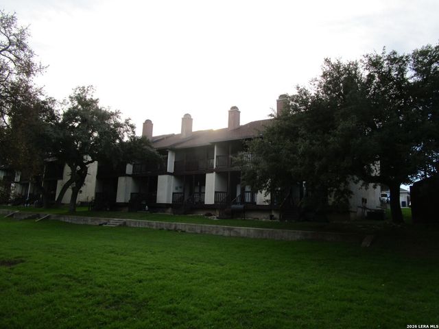 421 Watts Ln Unit B4, Canyon Lake, TX 78133