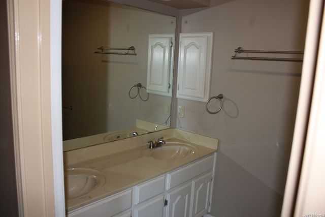 421 Watts Ln Unit B4, Canyon Lake, TX 78133