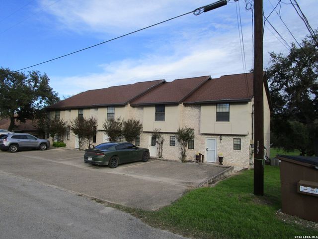 421 Watts Ln Unit B4, Canyon Lake, TX 78133