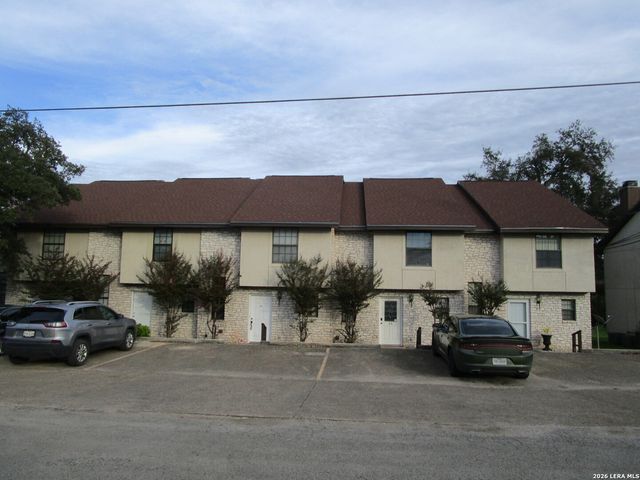 421 Watts Ln Unit B4, Canyon Lake, TX 78133