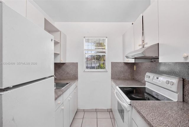 4050 NW 135th St 15-9, Opa-locka, FL 33054