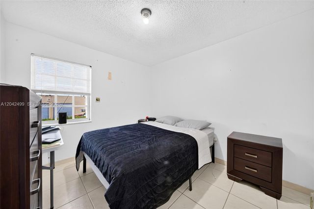 4050 NW 135th St 15-9, Opa-locka, FL 33054