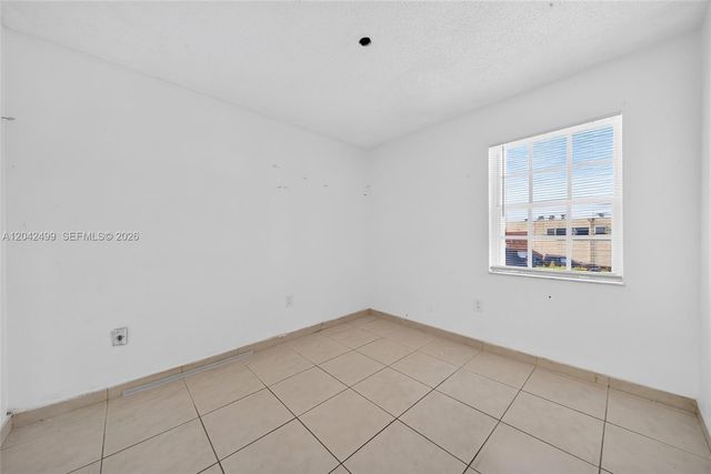 4050 NW 135th St 15-9, Opa-locka, FL 33054
