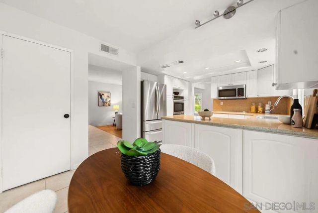 2210 Valley Rd, Oceanside, CA 92056