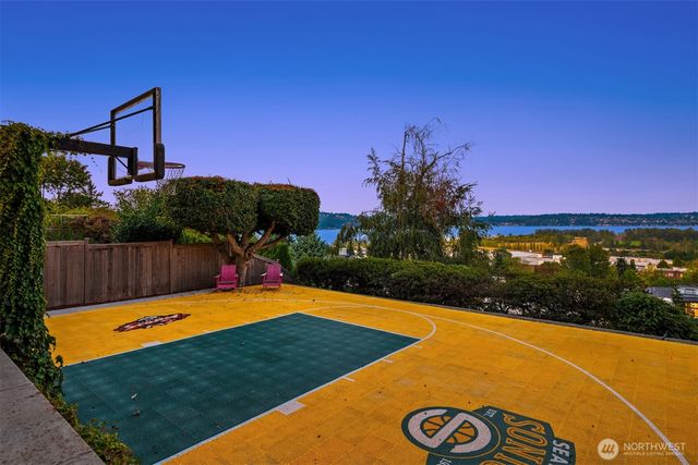 7352 56th Avenue NE, Seattle, WA 98115