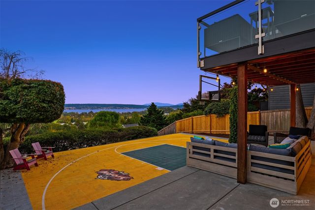 7352 56th Avenue NE, Seattle, WA 98115