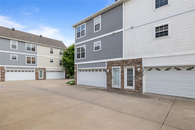 15208 Greenbelt Drive, Urbandale, IA 50323