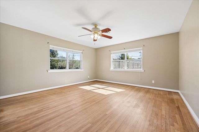 523 E O'bryant Street, Bellville, TX 77418