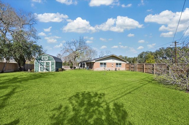523 E O'bryant Street, Bellville, TX 77418