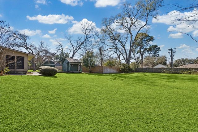 523 E O'bryant Street, Bellville, TX 77418