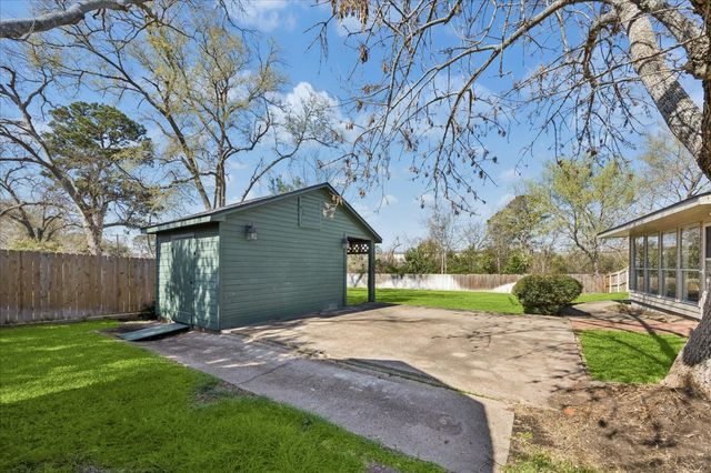 523 E O'bryant Street, Bellville, TX 77418