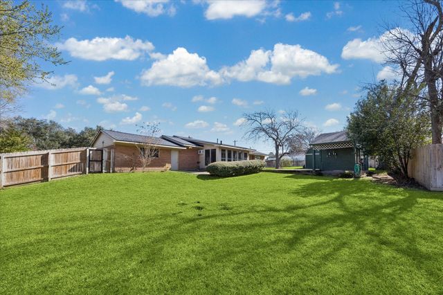 523 E O'bryant Street, Bellville, TX 77418