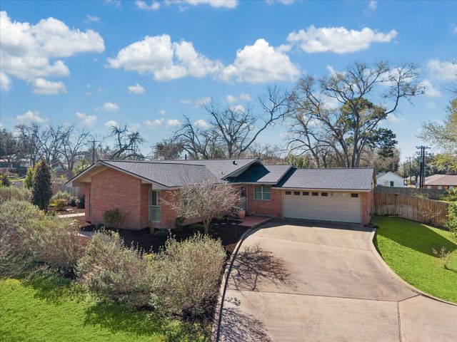 523 E O'bryant Street, Bellville, TX 77418