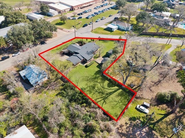 523 E O'bryant Street, Bellville, TX 77418