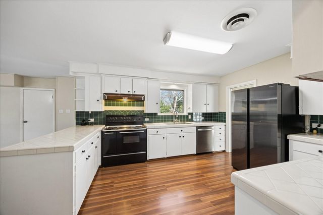 523 E O'bryant Street, Bellville, TX 77418